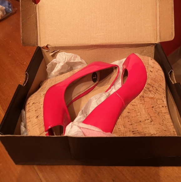 NEW ☀️☀️  Red Wedge Shoes - Picture 4 of 6